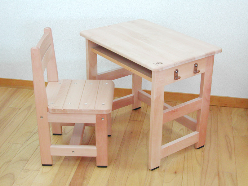 FSC素材で作られた子供用の机と椅子